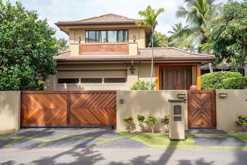Custom Gate — Maui
